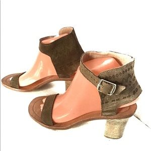 NWOT Howsty Celia SZ 38 (8 US) sandals suede $275